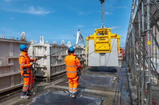 <p>Chargement des blocs cubique rainurés</p>