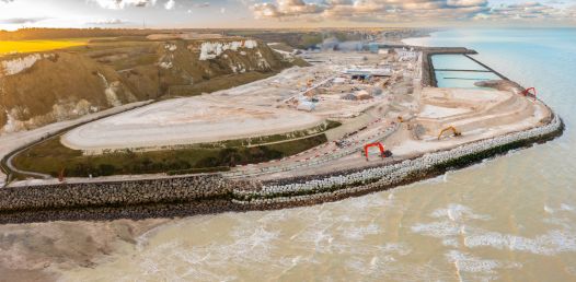 <p>Vue d’ensemble de la plateforme basse et de la digue</p>