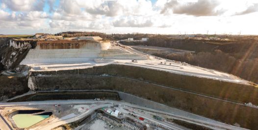 <p>Vue d’ensemble du terrassement de la falaise</p>