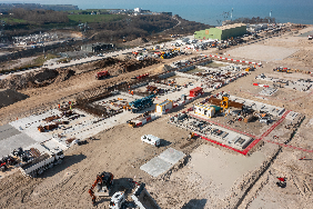 <p>Construction des centrales à béton sur la plateforme haute du chantier à 114m.</p>