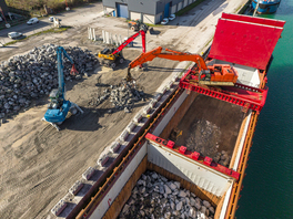 <p>Livraison d'enrochement pour la digue de l'extension en mer</p>
