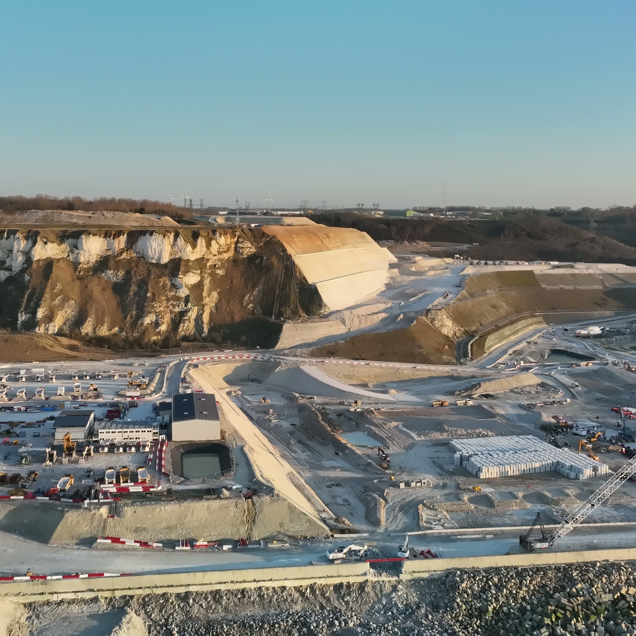 <p>Vue globale chantier et falaise - mars2026</p>